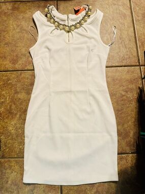 Sleeveless White Jewel-Neck Bodycon Dress